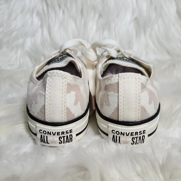 Converse Chuck Taylor All Star Low Top Cream 7 Women / 5 Men NWOB - Picture 3 of 6